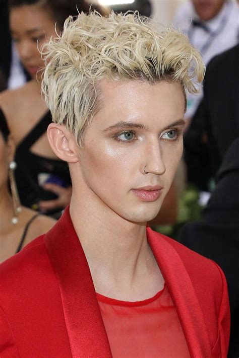 troye sivan makeup